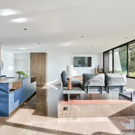 Stunning 3br Flat With Parking 500m From The Lägenhet