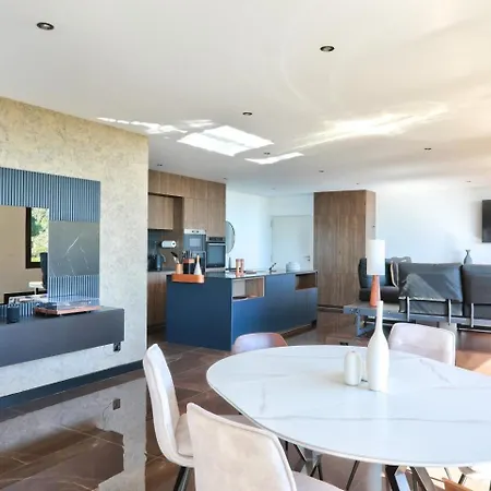 Lägenhet Stunning 3br Flat With Parking 500m From The *