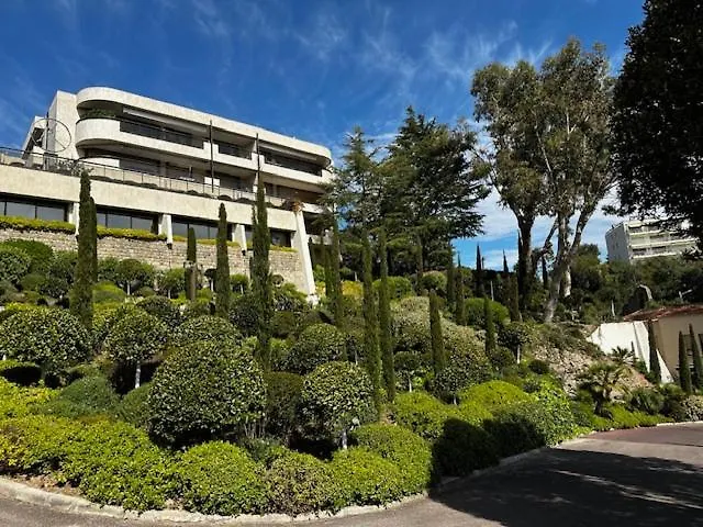 Stunning 3br Flat With Parking 500m From The