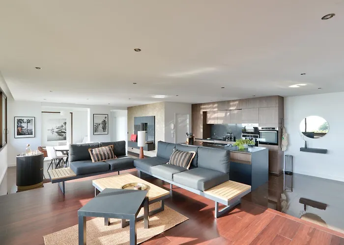 Stunning 3br Flat With Parking 500m From The Daire *