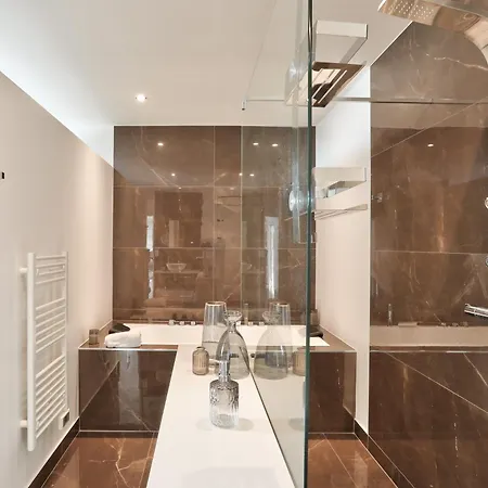 Stunning 3br Flat With Parking 500m From The アパート *