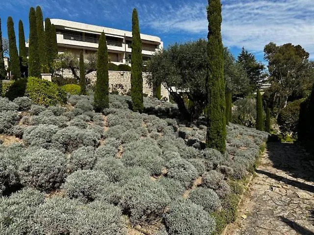 Stunning 3br Flat With Parking 500m From The Apartmán