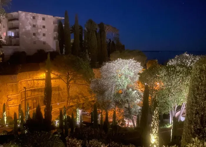 Apartmán Stunning 3br Flat With Parking 500m From The